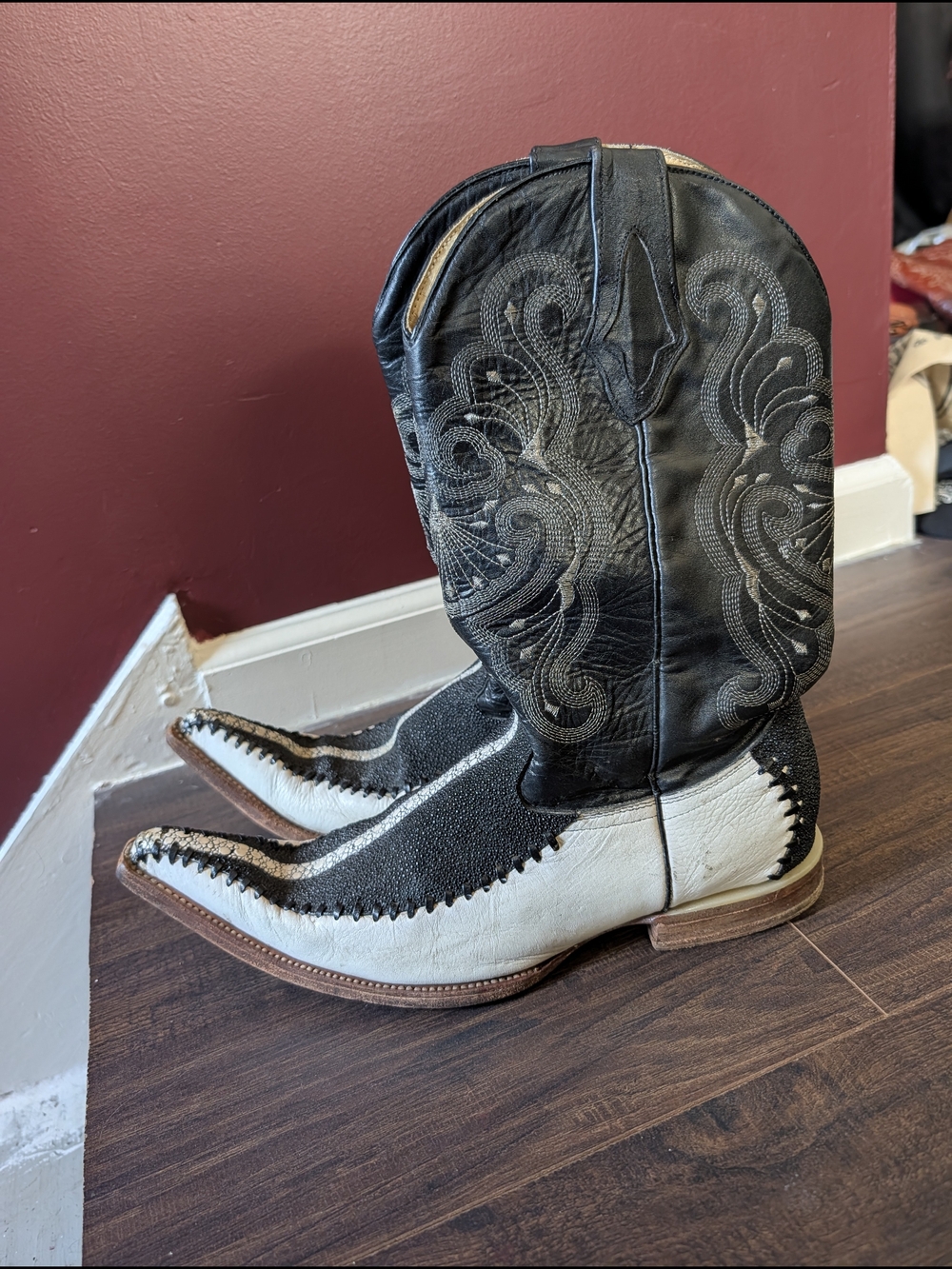 Los Gueritos VTG Stingray Exotic Leather Whipstitch Upturned Toe Cowboy Boots
